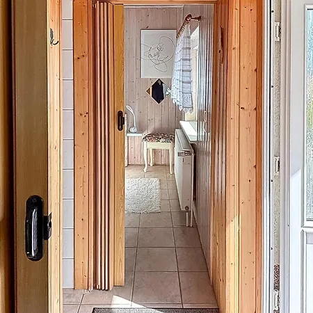 1 Bedroom Gorgeous In Варен